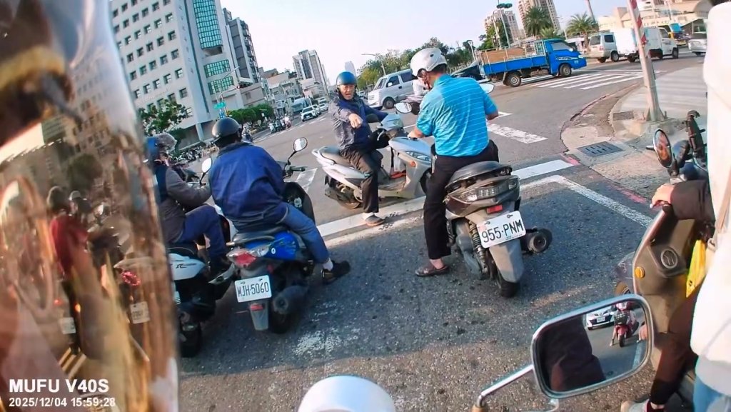 影／高雄阿伯騎車闖紅燈還亂丟菸蒂！被嗆「衝三小、撿起來」　下車乖乖撿起