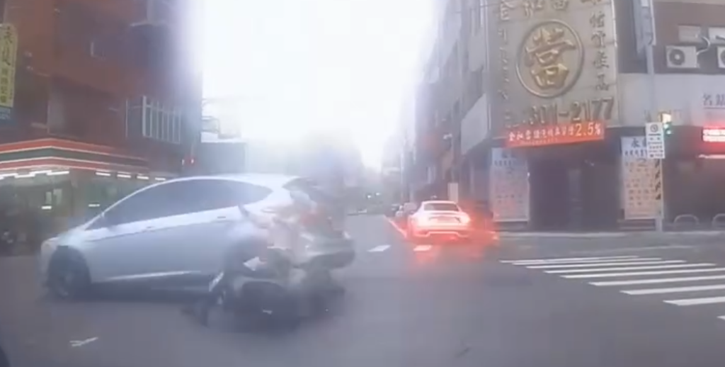  撞擊畫面曝光！ 　桃園自小客車闖紅擊落機車女騎士