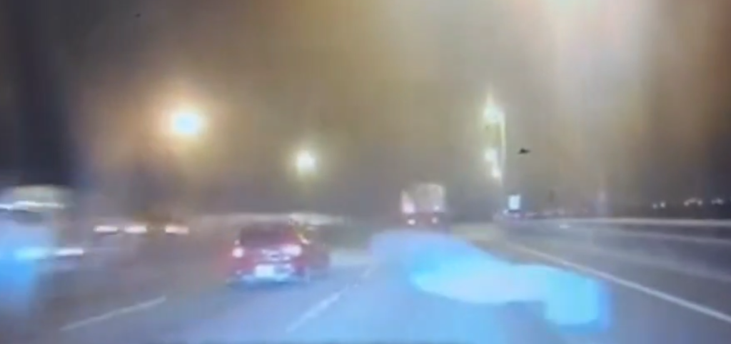 國道驚魂！大型塑膠袋完全遮住前擋風玻璃逾1分鐘　駕駛冷靜化解危機