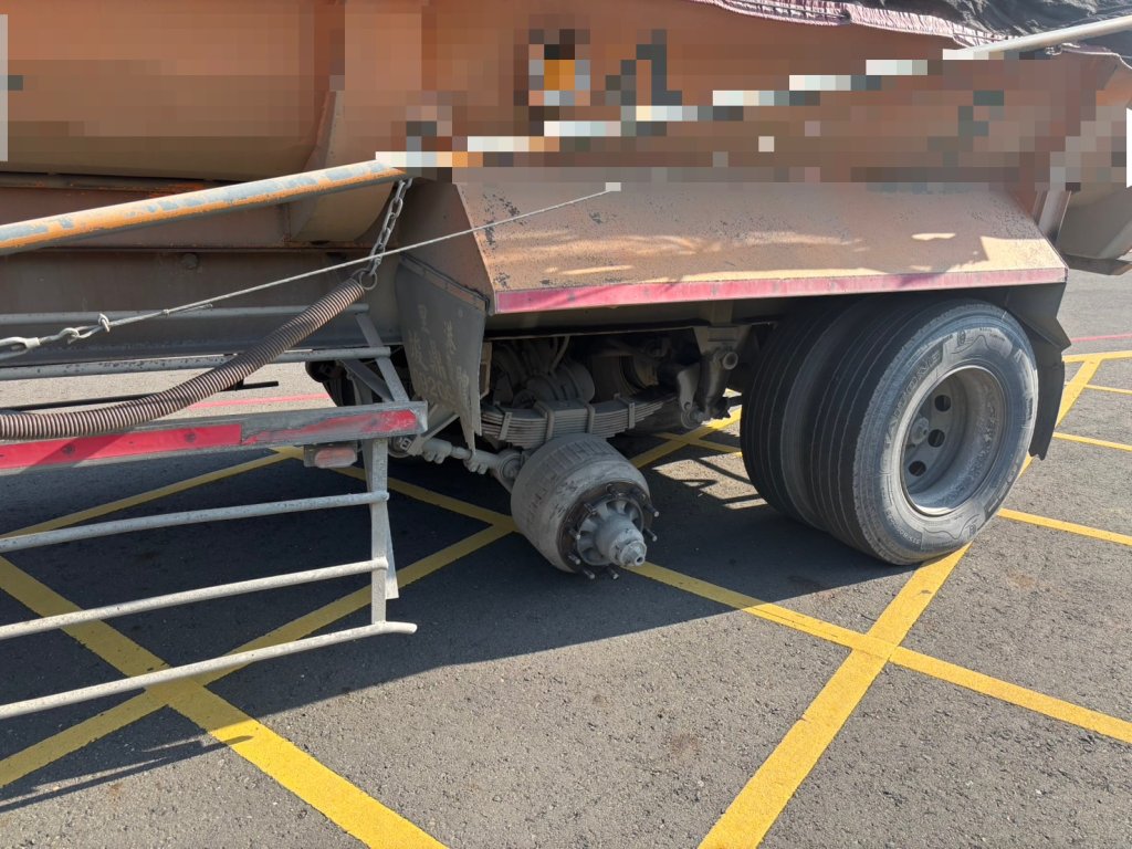 影/才剛下高速公路！拖車輪胎"自己掉下來" 砸中3車