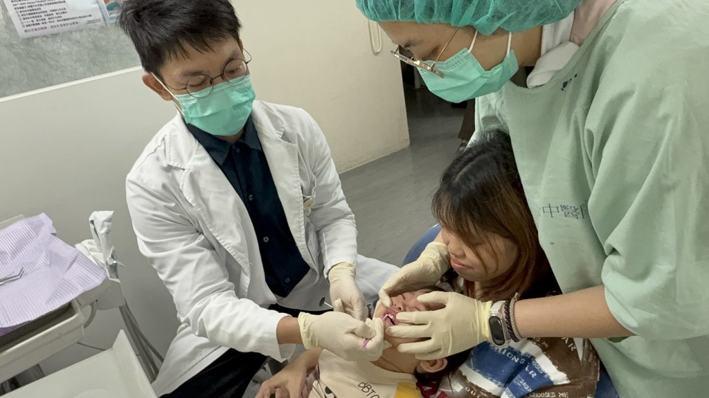 孕媽咪帶2歲兒一起塗氟  牙齒有氟健康幸福