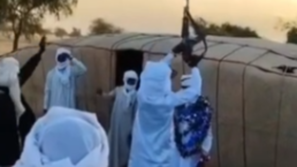 影／婚禮變葬禮！家屬對空鳴槍慶祝　不慎擊中新郎送醫身亡