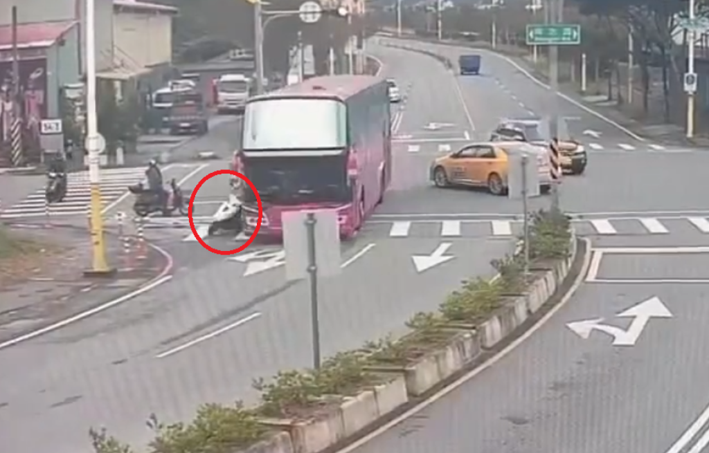  花蓮死亡車禍撞擊畫面曝光！　69歲男騎機車遭遊覽車輾過爆頭亡