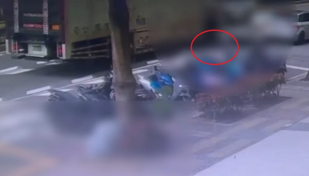 林口死亡車禍！　77歲婦人騎機車遭大貨車撞倒輾過傷重不治