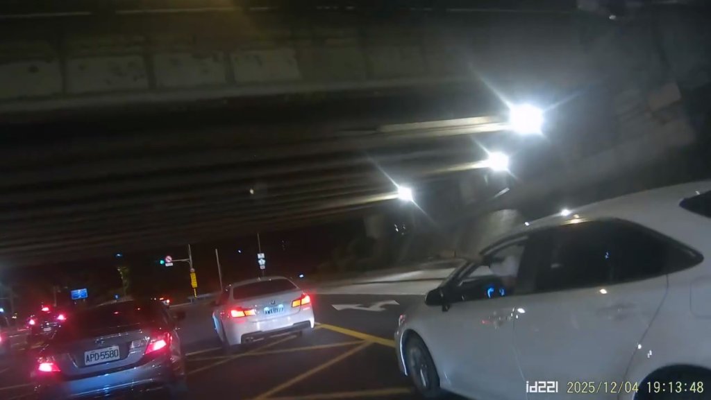 影／按喇叭變戰鬥邀請！切換車道險碰撞起糾紛　駕駛拿開山刀嗆：三小阿