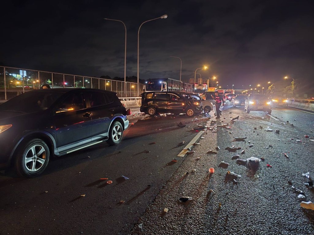 國道3號事故！　茄苳路段4車相撞有人受困