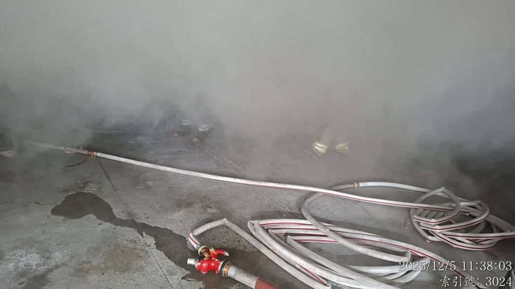 台南東區大樓驚傳火警！地下室黑煙竄出　消防急搶救