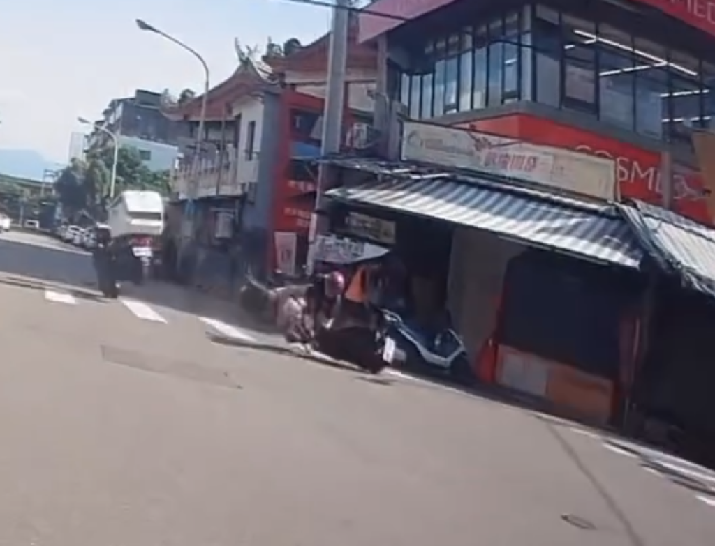 撞擊畫面曝光！一中商圈鬼切機車PK直行外送機車　兩名女騎士倒地受傷 