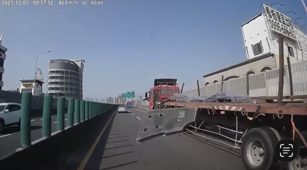 台88線拖板車上鐵片飛落砸車！　車主嚇到去收驚