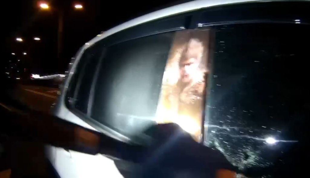 男子酒駕昏睡車停路中央！　警破窗驚醒