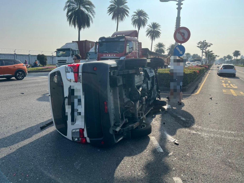 有片/女駕駛疑闖紅燈! 釀三車連環撞 休旅撞貨車翻覆機場圍牆旁 