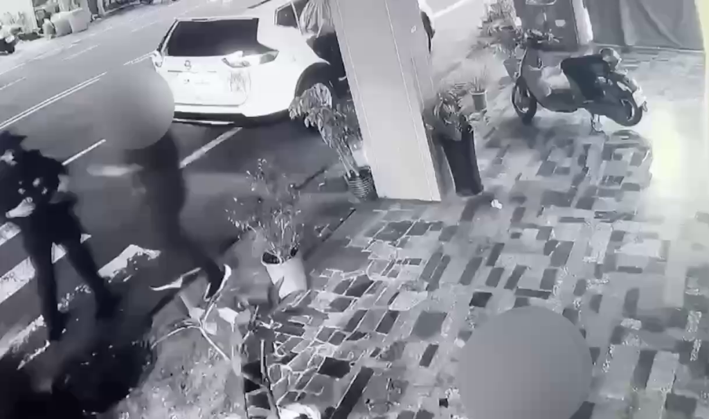 有片／砍人畫面曝！　台南女警取締遭斧頭猛砍送醫搶救