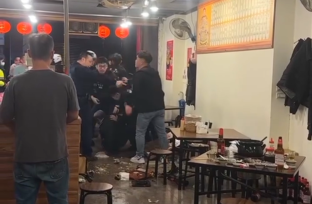 影／薑母鴨拳擊賽！疑酒醉起糾紛一言不合翻桌互毆　不理警到場繼續打