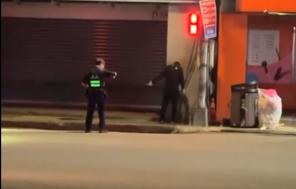 影／男拿長刀基隆廟口夜市旁遭警包圍　警喊「放下」亮甩棍攻擊