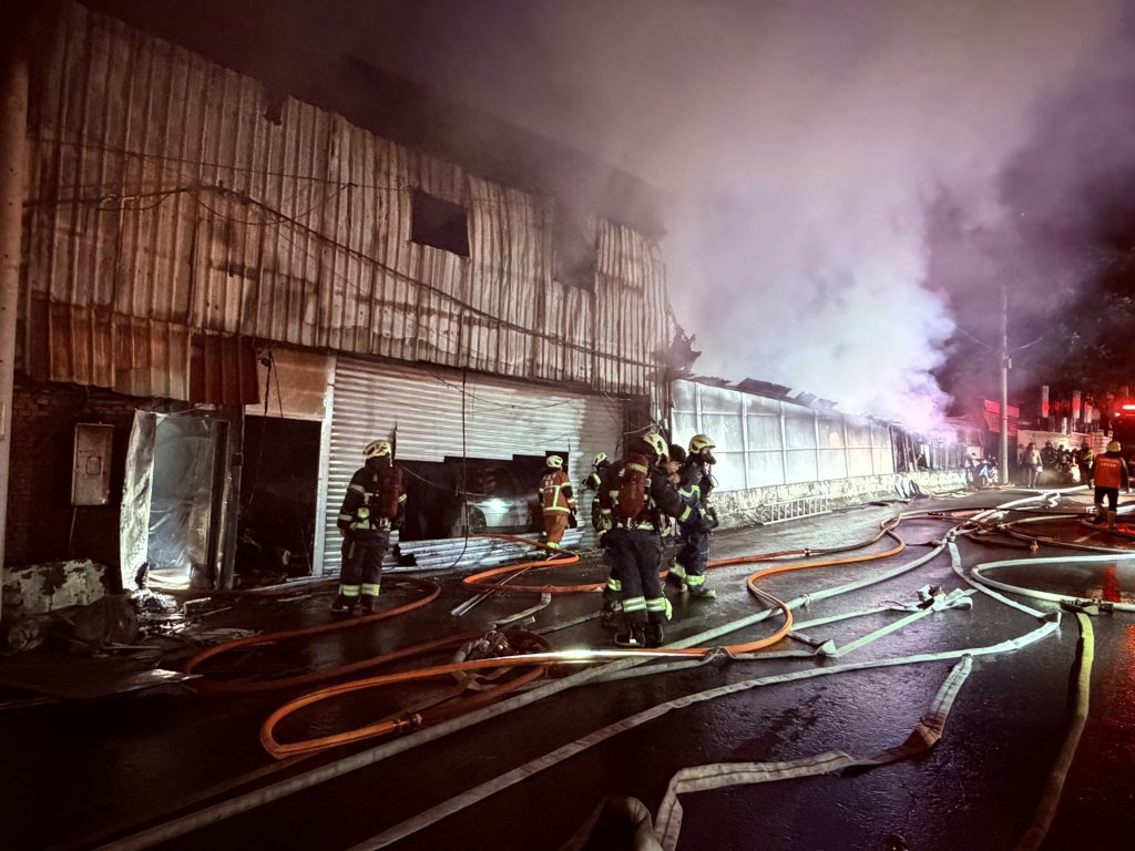 八里木工廠清晨突陷火海　延燒3工廠動員159警消搶救