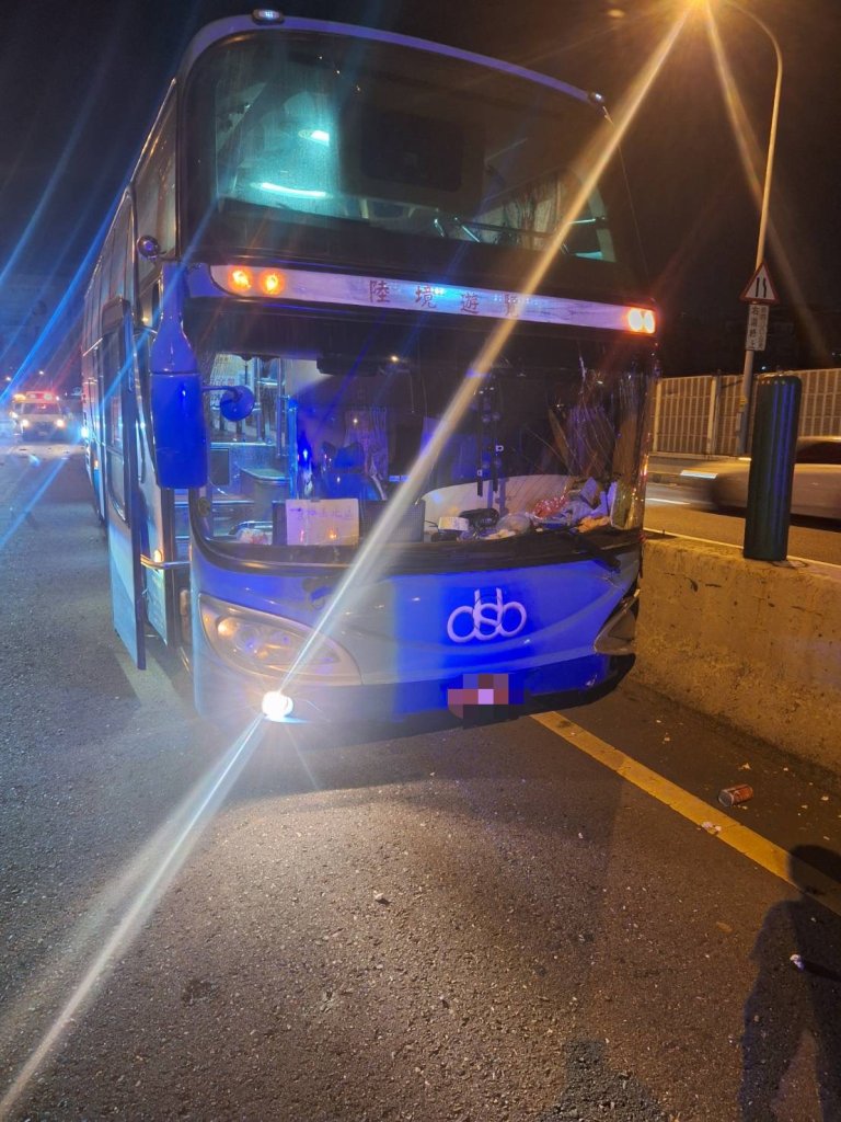台64線遊覽車自撞護欄　散落物噴飛卡死對向小客車