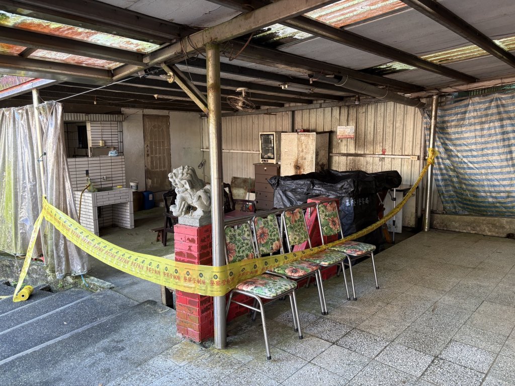 基隆七堵男倒臥土地公廟長椅亡　旁留高粱酒瓶