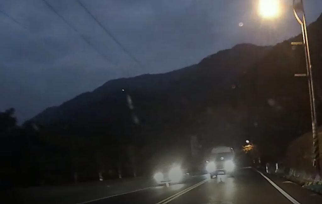 爆料／驚險瞬間！南投台14甲線中巴「逆向超車」 駕駛嚇壞：以為要掰了