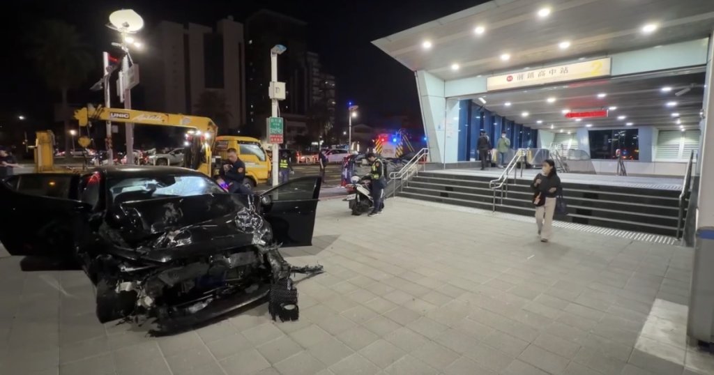 快訊／高雄晚間嚴重事故！2車噴捷運站前　5人受傷「鑑識小組到場」