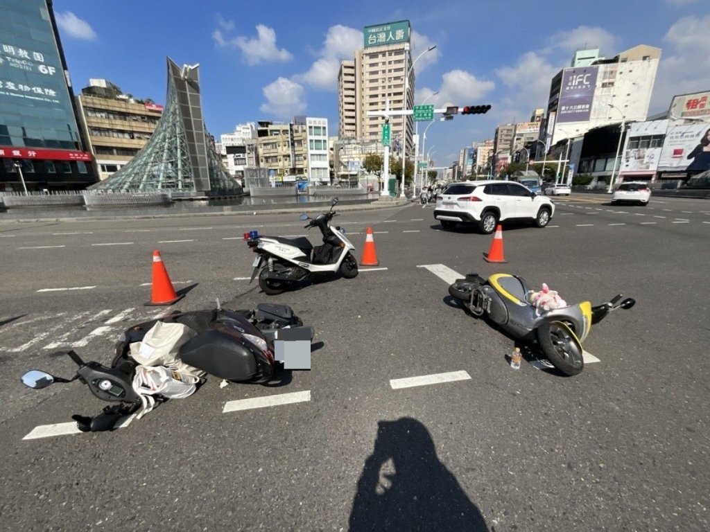 影/禮讓救護車卻遭追撞　高雄中山中正路口機車擦撞2傷