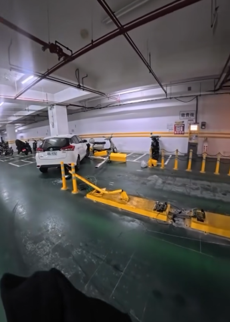 影/租賃車疑暴衝柵欄機桿整根被撞斷　網友看傻眼狂刷「遠離iRent」