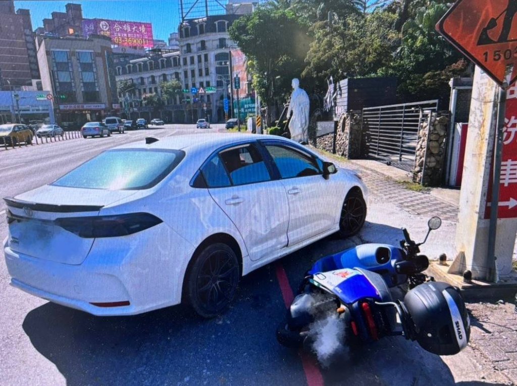 桃園自小客車右轉未注意後方　直行騎士猛撞倒地