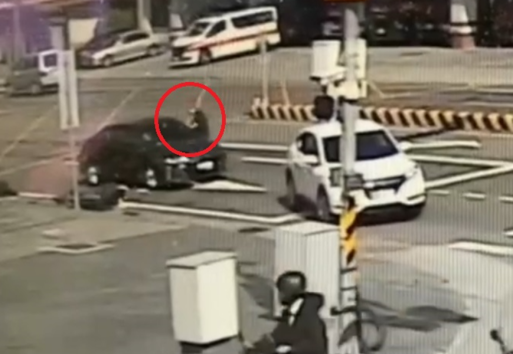 直擊肇事逃逸！　南投縣警局少年隊長驅車攔截逮人