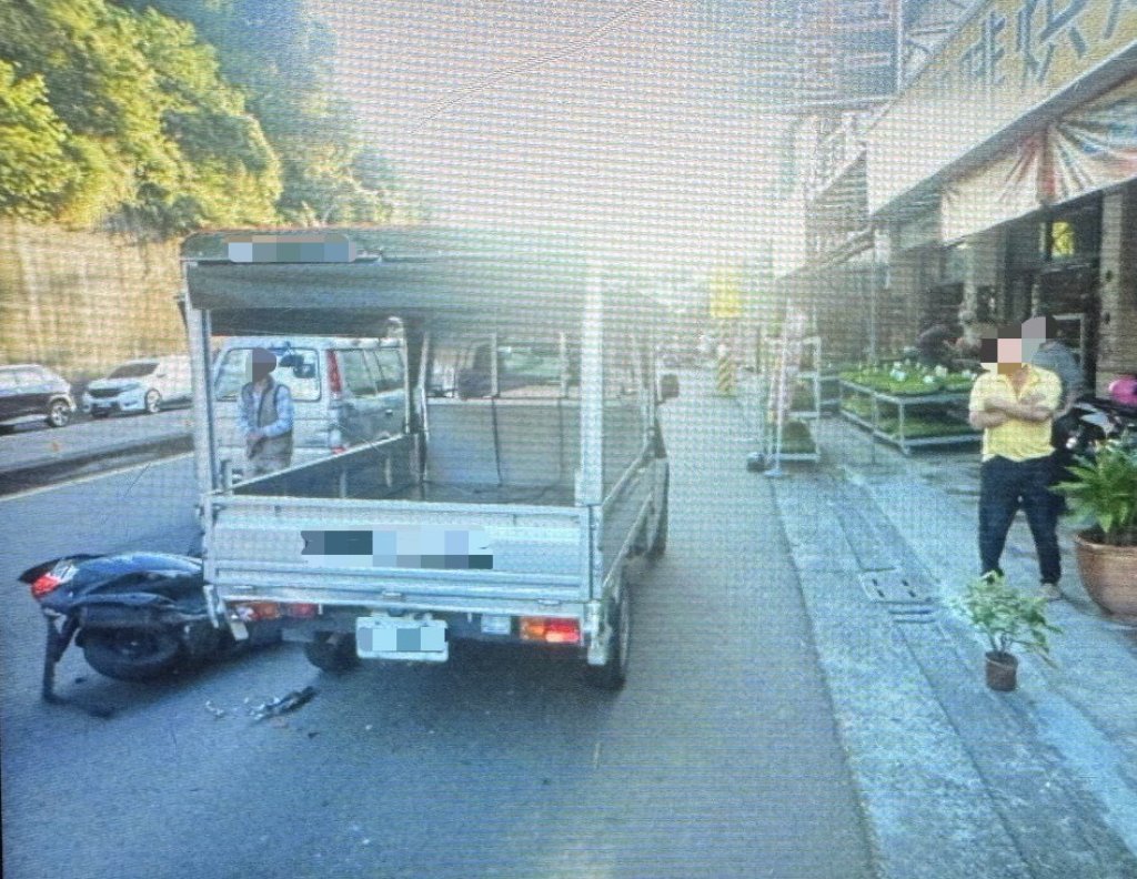 台中機車撞路旁小貨車騎士乘客倒地　路人上前協助遭另輛車追撞