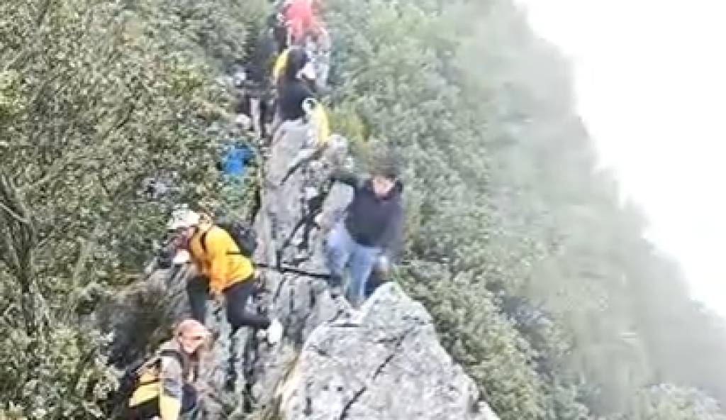 影／爬山滑手機墜崖！登山客闖禁區不慎跌落40公尺奇蹟生還　影片陸網瘋傳