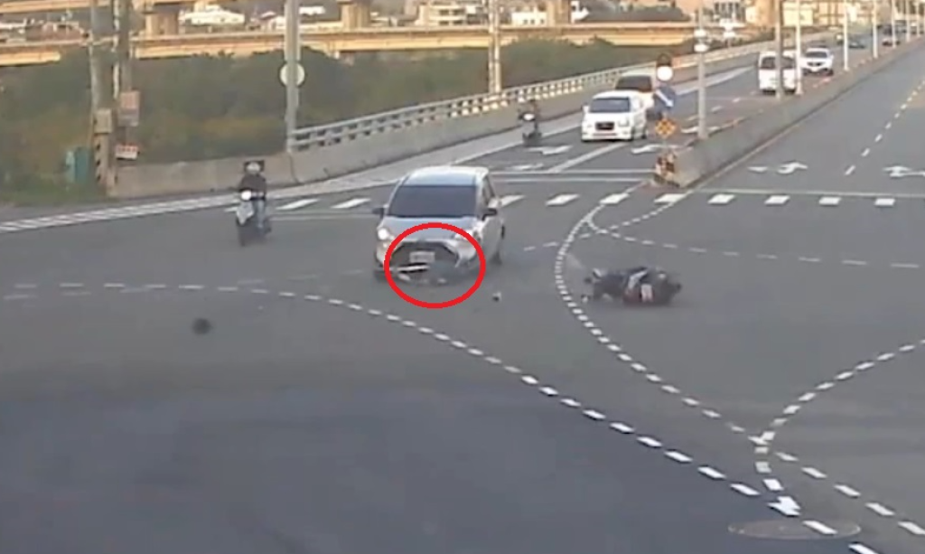 苗栗機車闖紅燈與轎車相撞騎士捲入車底！　民眾抬車救出送醫