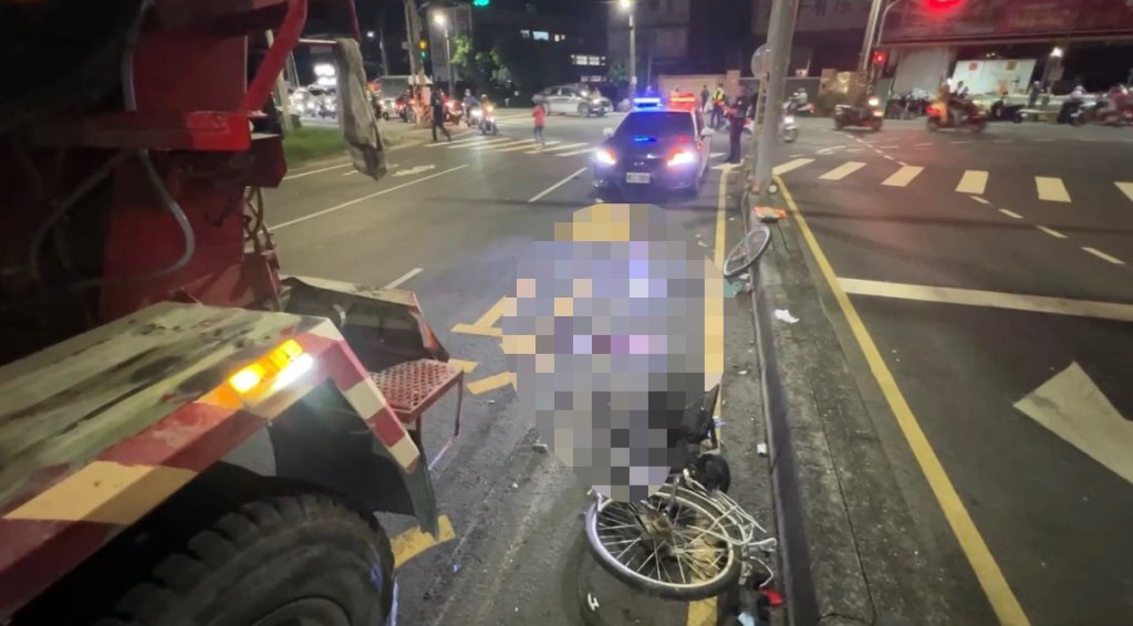 悚！高雄水泥車碰撞腳踏車 婦雙腿遭輾斷「送醫急救」