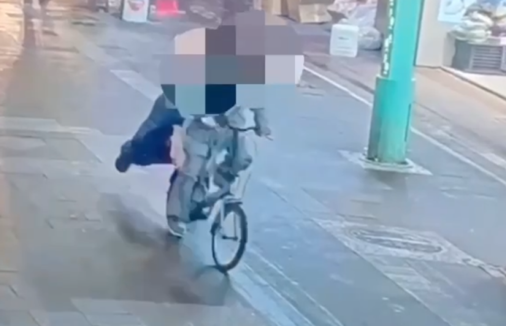  萬華無業男搶刮刮樂彩券騎腳踏車落跑！　民眾見勇為追捕制伏