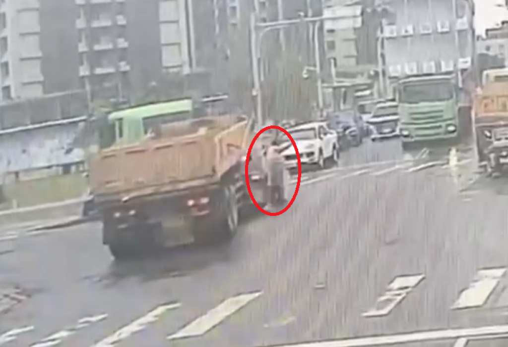 龜山義交指揮交通釀悲劇！　遭砂石車倒車撞倒輾過傷重不治