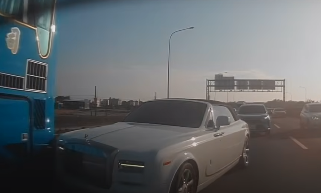 國道勞斯萊斯擦撞遊覽車！　網友質疑變換車道不當肇事