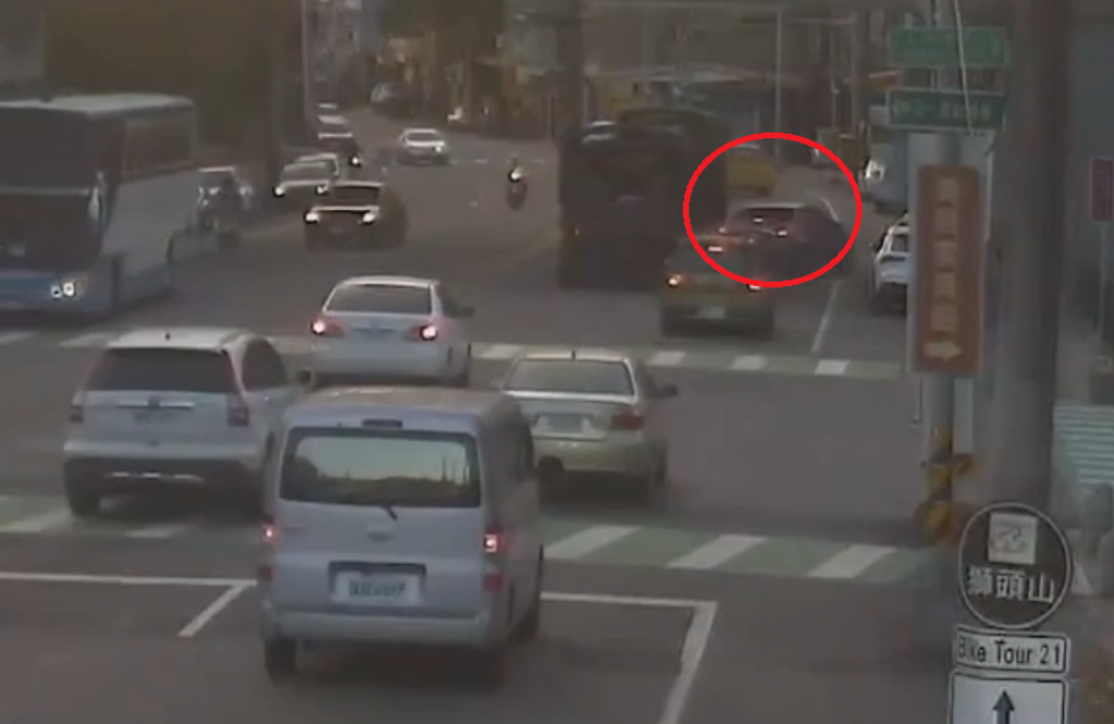 苗栗軍卡變換車道肇事！ 　擦撞自小客車波及另輛車