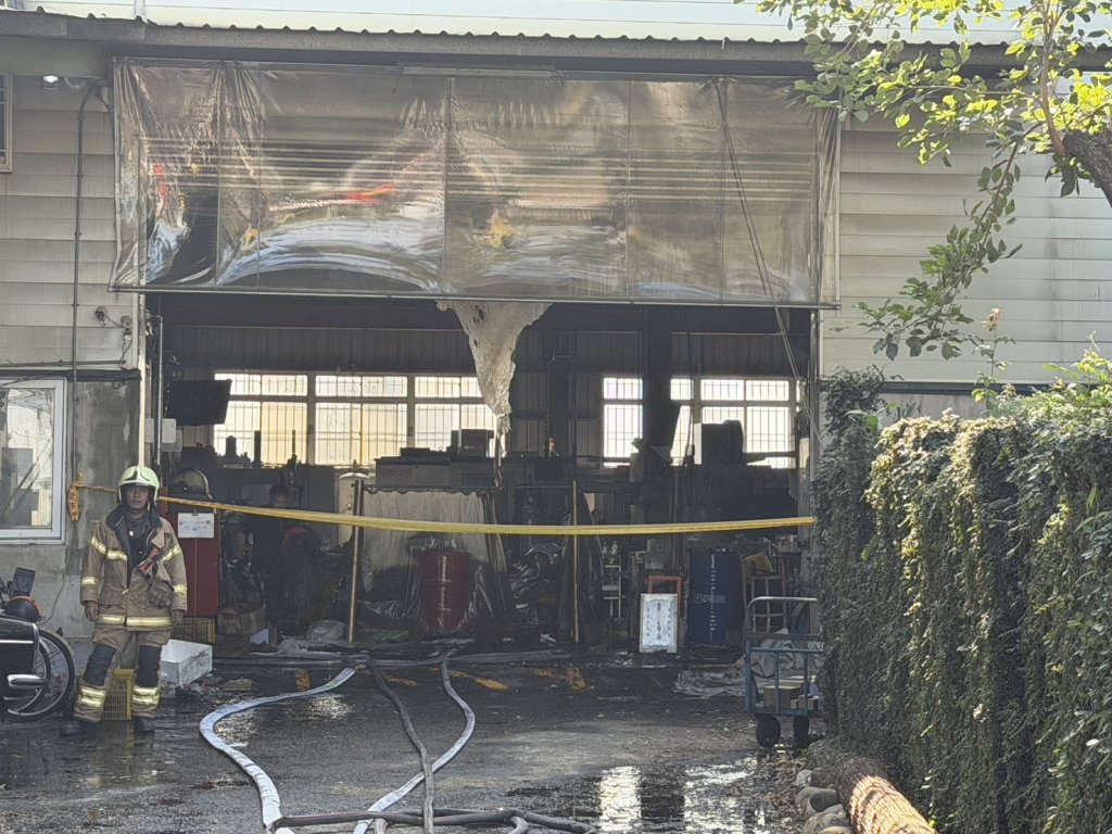 台南新化鐵皮工廠大火！濃煙狂竄...9員工驚逃　消防全力搶救