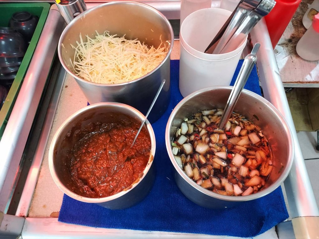 台南知名牛肉湯驚見「活蟑螂爬醬汁桶」業者致歉　衛生局急稽查：違規最高罰2億