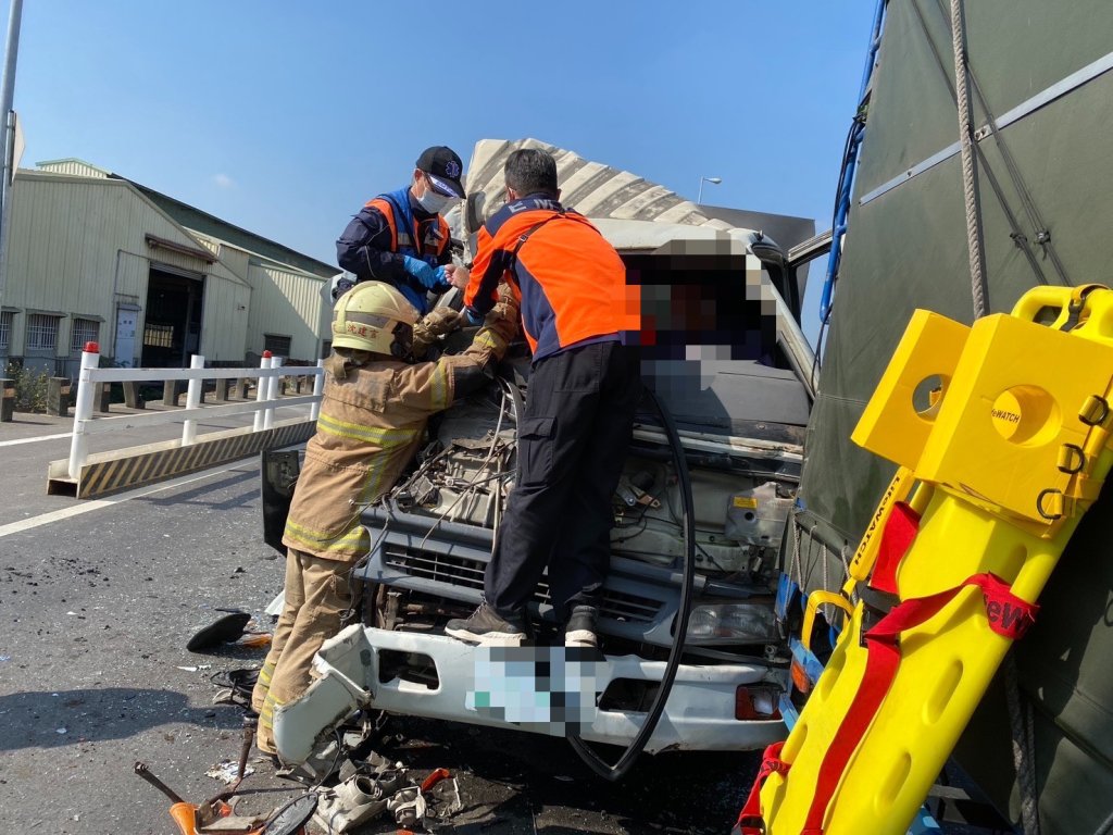 台南國8便道3車撞一團！2人困水肥車1人腿變形　消防急搶救
