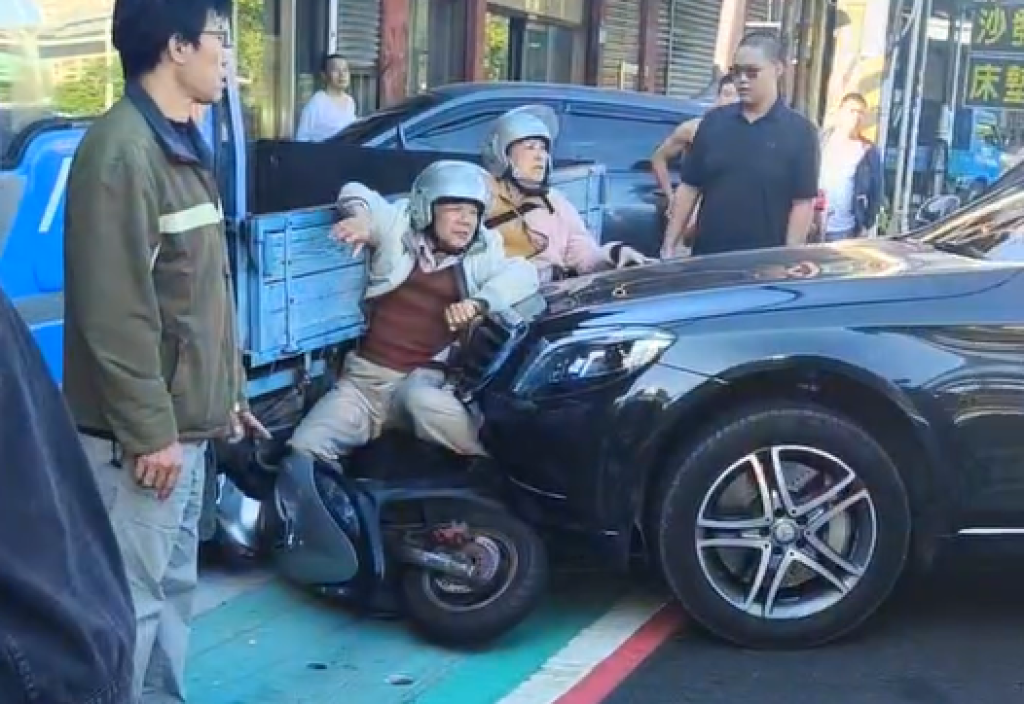 影／82歲阿伯開賓士撞雙載機車　騎士乘客變夾心餅乾卡住！民眾急推車救援