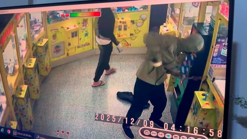 影／2男開車搶夾娃娃機店「撬開兌幣機偷錢」　店家怒公開監視器！警方回應了