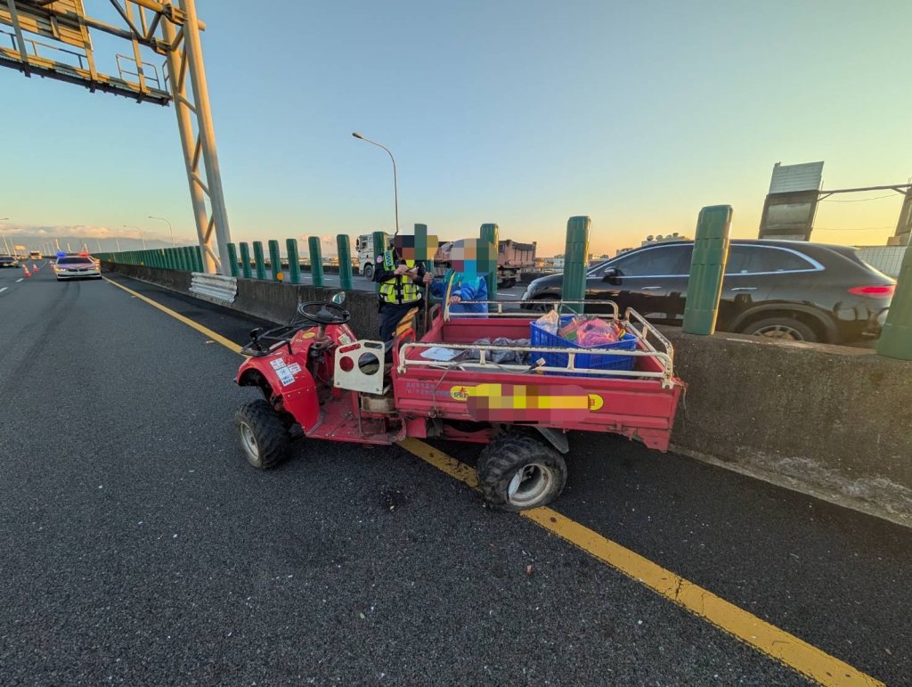 清晨國5驚魂！農用機具「逆向衝上國道」害3車撞成一團　罰金最高3.6萬跑不掉