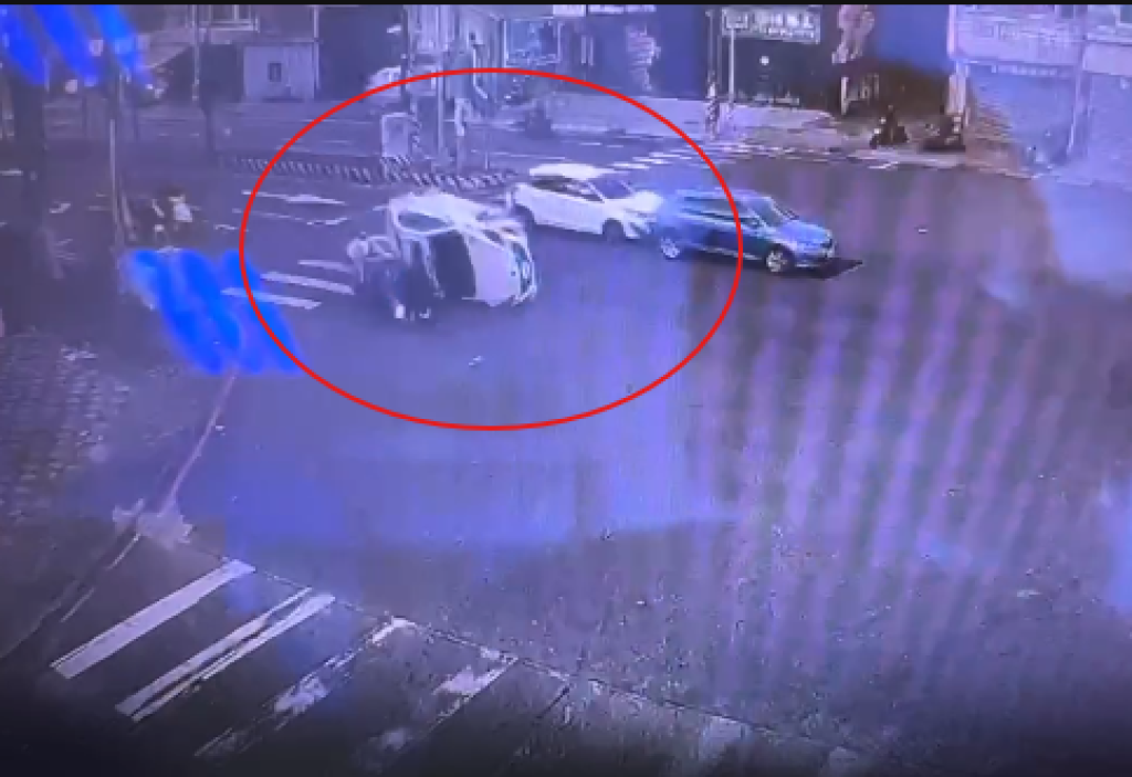 影/后里三豐路變「保齡球道」？轎車追撞再翻覆　波及2機車釀2傷