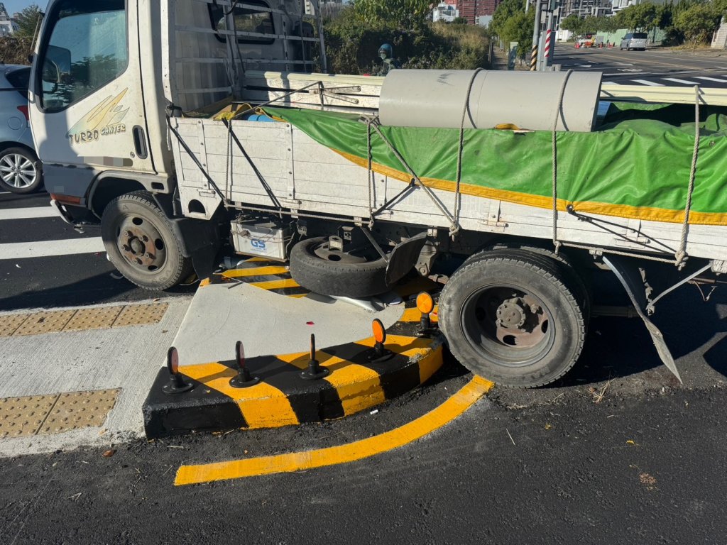 小貨車左轉「騎上」行人庇護島！四輪懸空卡死動彈不得 網友嘲諷：撞上一座島