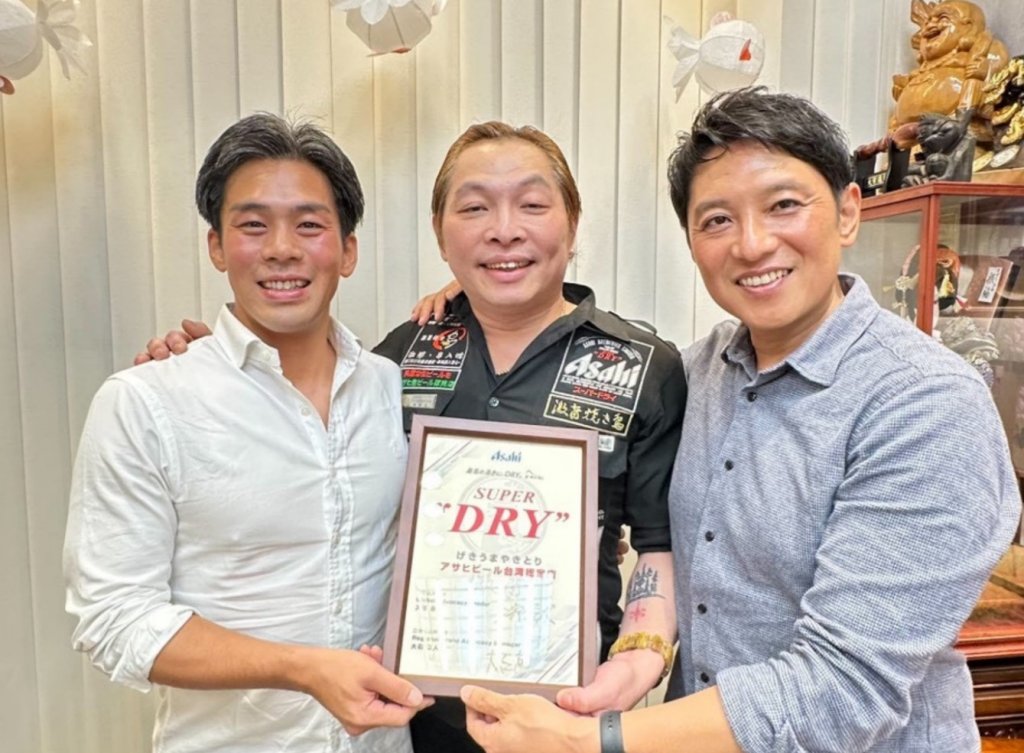 日本總部震撼！逢甲「激旨燒鳥」賣生啤賣到全台第一　朝日啤酒兩大品牌大使專程來台取經