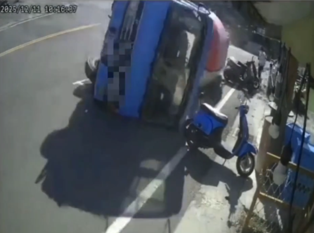 影／ 小琉球水泥預拌車右轉失控整台側翻　壓毀三車畫面曝光