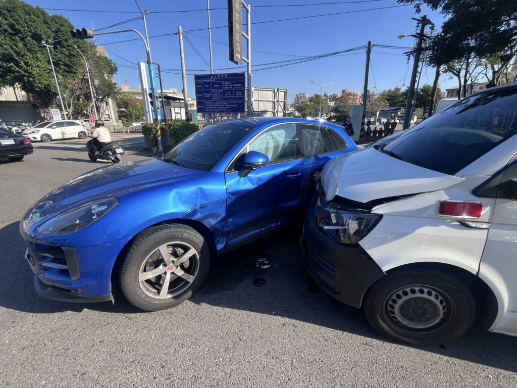  彰化救護車載病患執勤途中遭保時捷攔腰擊中　所幸無人重傷