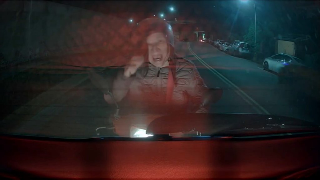 影／大媽騎車看旁邊「直接撞前車」　下秒跨雙黃線大迴轉落跑！駕駛怒譙5字經　