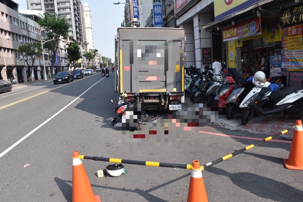 快訊／驚悚瞬間曝！高雄警巡佐「表現優異」　撞違停斷送性命