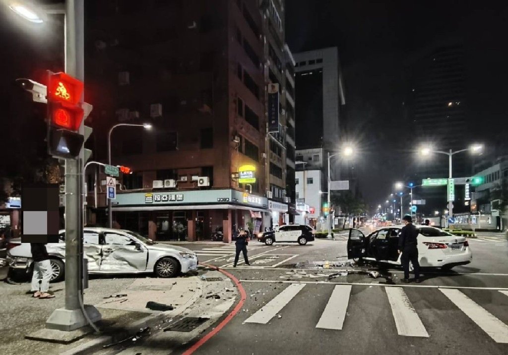 左轉車、直行車相撞！1車頭「稀巴爛」女駕駛送醫