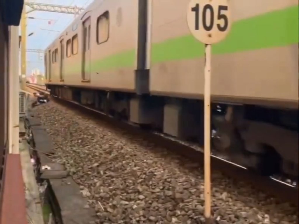 影／桃園情侶平交道吵架！女直接躺鐵軌旁「區間車鳴笛經過」　男緊急把她拉開